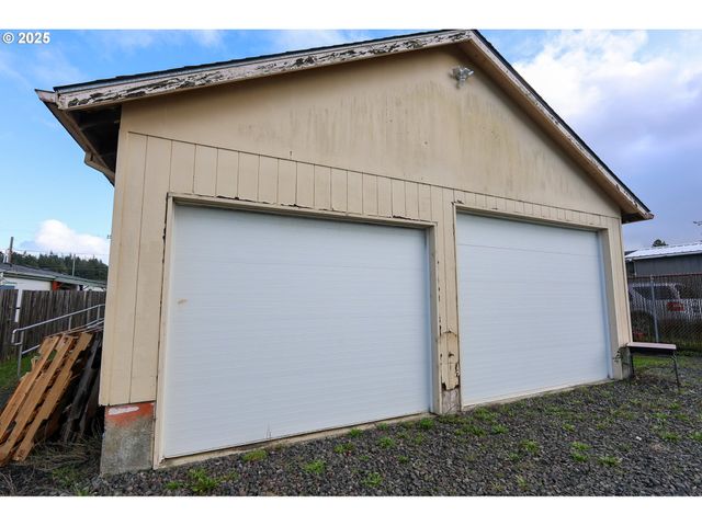 2518 PACIFIC Ave, North Bend, OR 97459