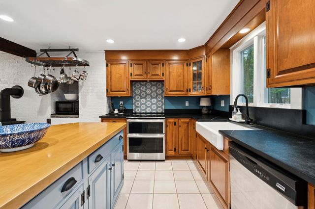 12 Hemlock Road, Kensington, NH 03833