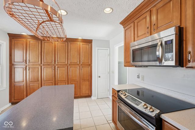 6 Greyhound Circle, Carmel, IN 46032