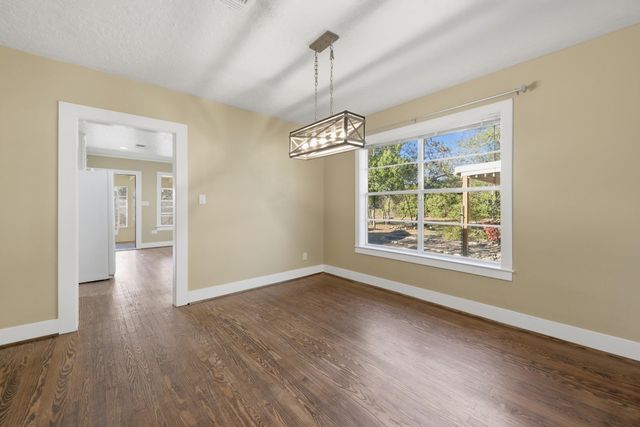 305 E Hilburn Street, Bellville, TX 77418