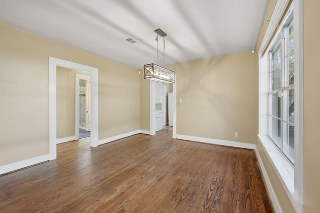 305 E Hilburn Street, Bellville, TX 77418