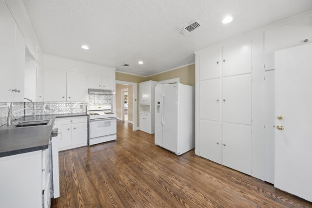 305 E Hilburn Street, Bellville, TX 77418