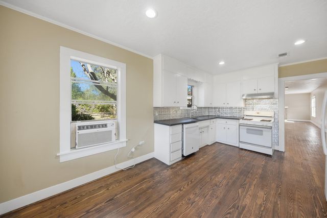 305 E Hilburn Street, Bellville, TX 77418