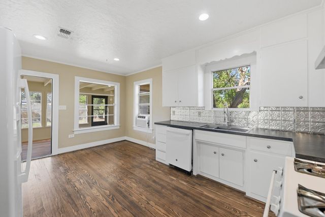 305 E Hilburn Street, Bellville, TX 77418