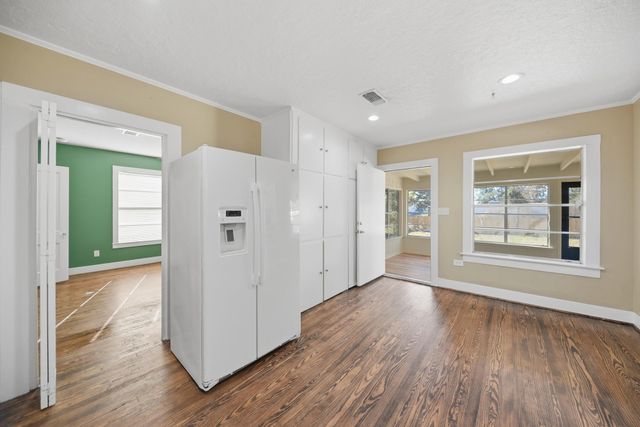 305 E Hilburn Street, Bellville, TX 77418