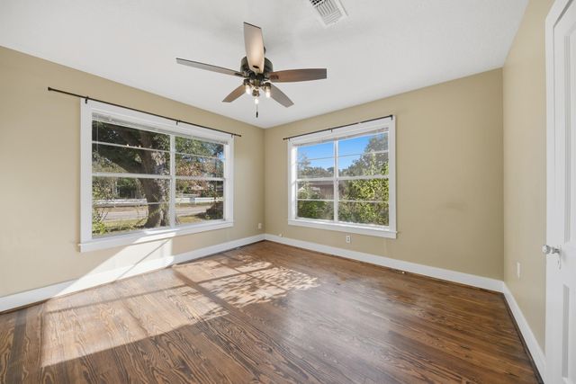 305 E Hilburn Street, Bellville, TX 77418