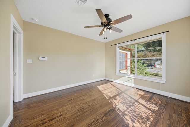 305 E Hilburn Street, Bellville, TX 77418