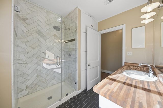 305 E Hilburn Street, Bellville, TX 77418