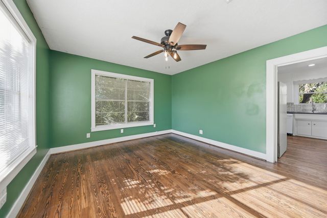 305 E Hilburn Street, Bellville, TX 77418