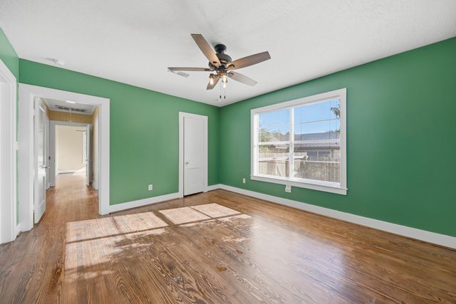 305 E Hilburn Street, Bellville, TX 77418