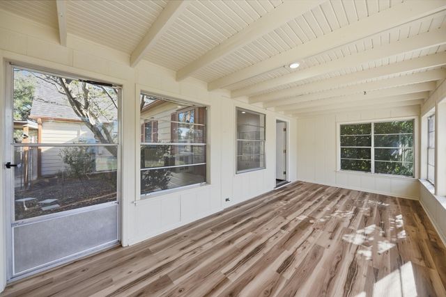 305 E Hilburn Street, Bellville, TX 77418