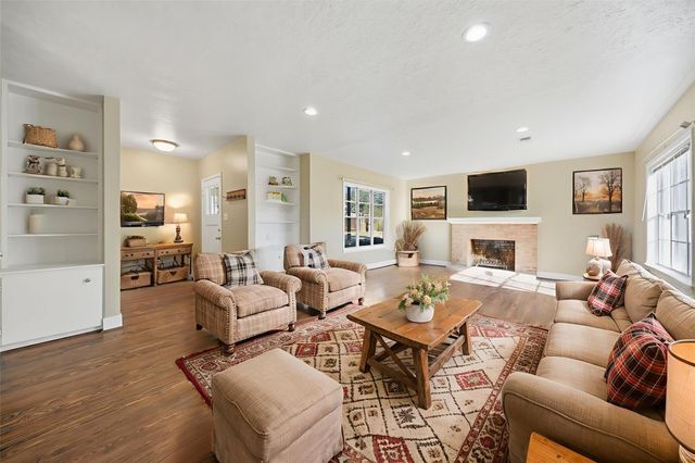 305 E Hilburn Street, Bellville, TX 77418