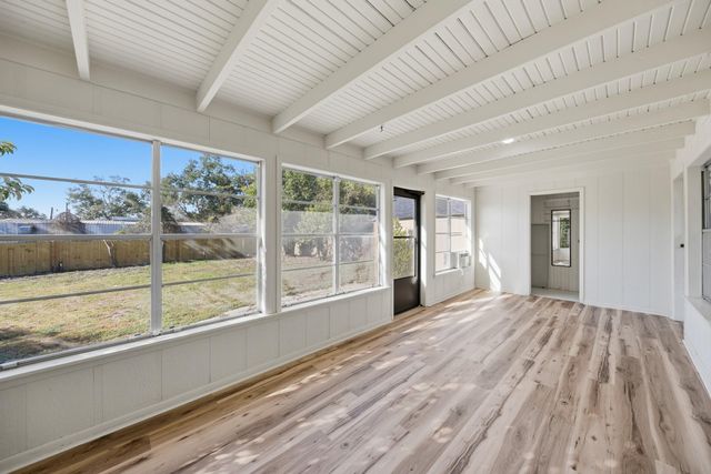 305 E Hilburn Street, Bellville, TX 77418