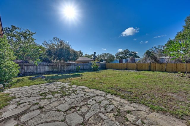 305 E Hilburn Street, Bellville, TX 77418