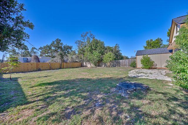 305 E Hilburn Street, Bellville, TX 77418