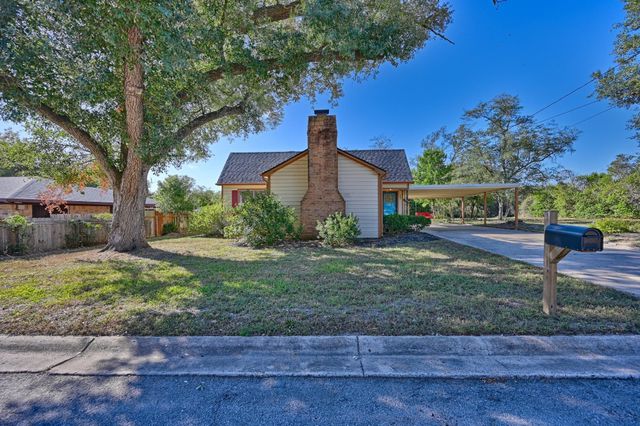 305 E Hilburn Street, Bellville, TX 77418