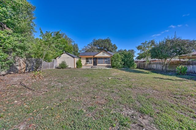 305 E Hilburn Street, Bellville, TX 77418