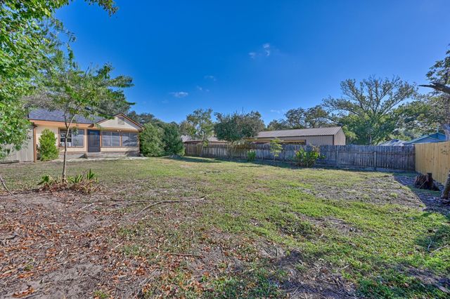 305 E Hilburn Street, Bellville, TX 77418