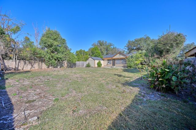 305 E Hilburn Street, Bellville, TX 77418
