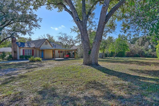 305 E Hilburn Street, Bellville, TX 77418