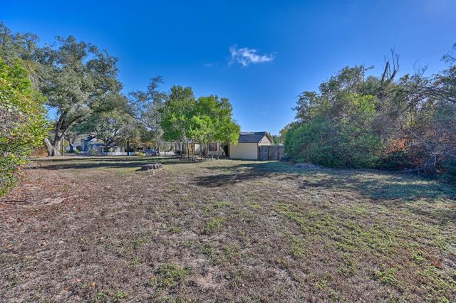 305 E Hilburn Street, Bellville, TX 77418
