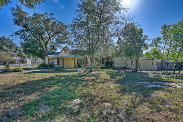 305 E Hilburn Street, Bellville, TX 77418
