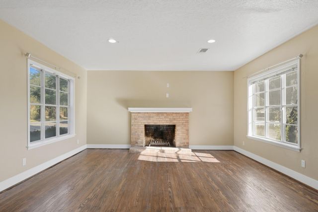 305 E Hilburn Street, Bellville, TX 77418