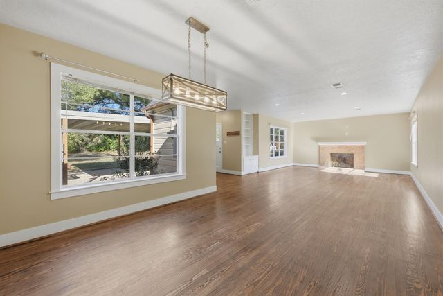 305 E Hilburn Street, Bellville, TX 77418