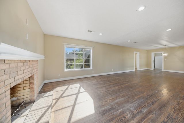 305 E Hilburn Street, Bellville, TX 77418