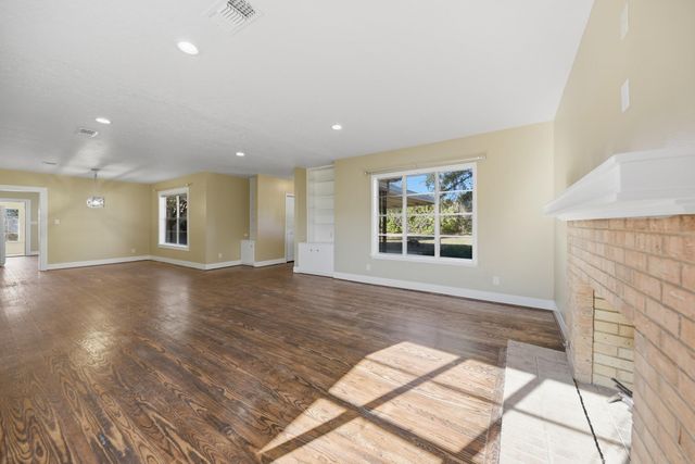 305 E Hilburn Street, Bellville, TX 77418