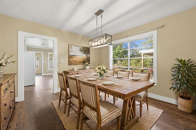 305 E Hilburn Street, Bellville, TX 77418