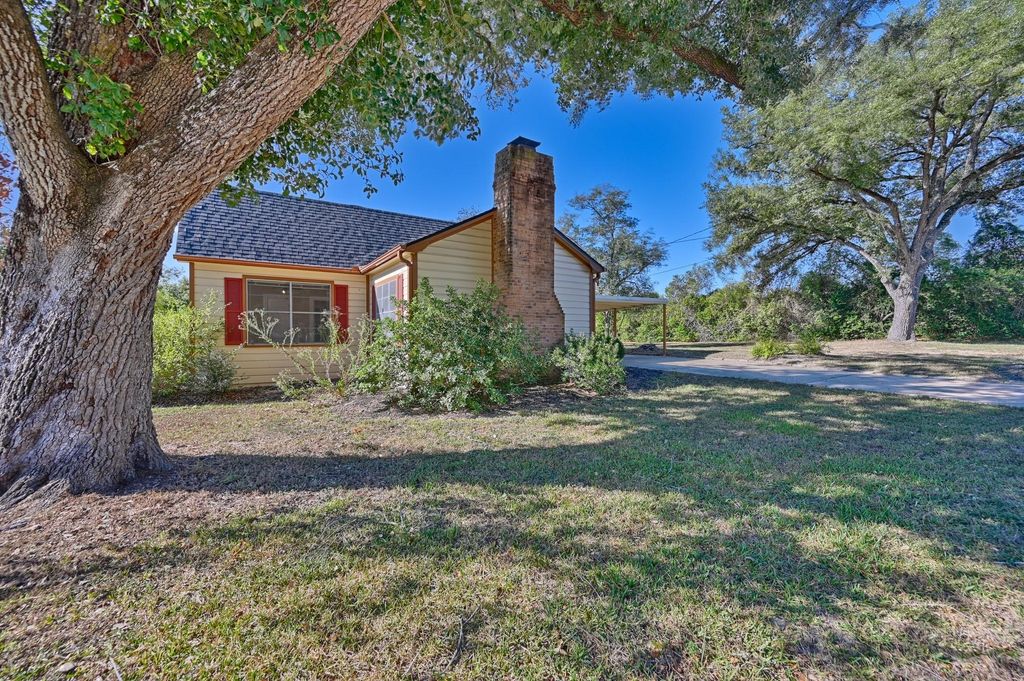 305 E Hilburn Street, Bellville, TX 77418