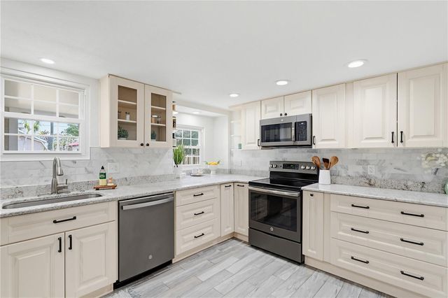 112 S HIMES AVENUE, Tampa, FL 33609