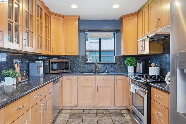20061 Santa Maria Ave, Castro Valley, CA 94546
