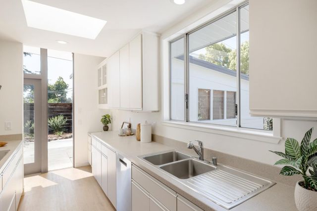 290 W Charleston Road, Palo Alto, CA 94306
