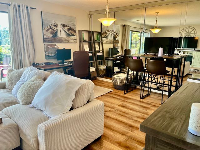 1008 Paradise Road PhL, Swampscott, MA 01907