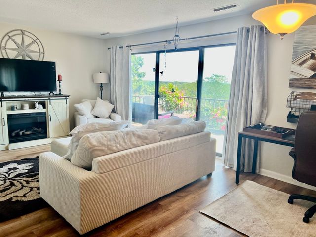 1008 Paradise Road PhL, Swampscott, MA 01907