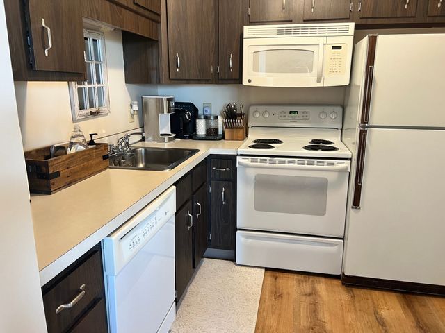 1008 Paradise Road PhL, Swampscott, MA 01907