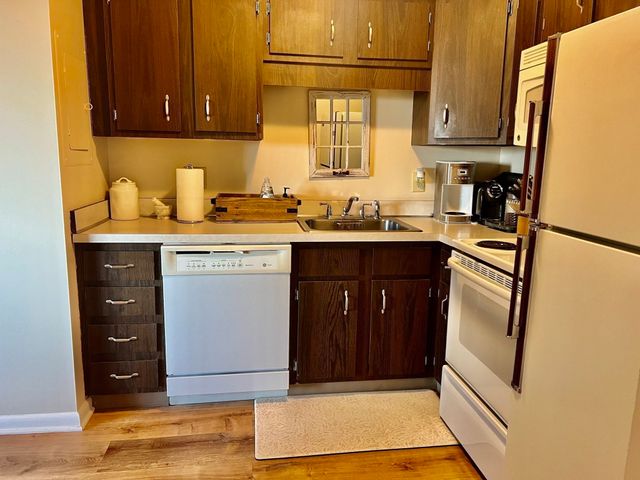 1008 Paradise Road PhL, Swampscott, MA 01907