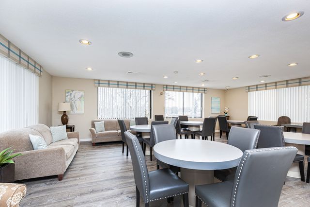 1008 Paradise Road PhL, Swampscott, MA 01907