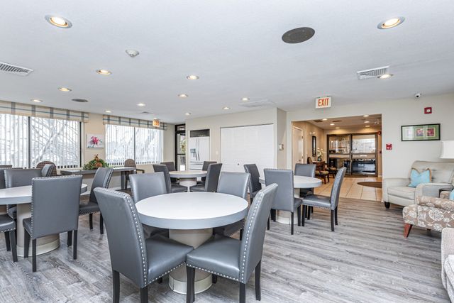 1008 Paradise Road PhL, Swampscott, MA 01907