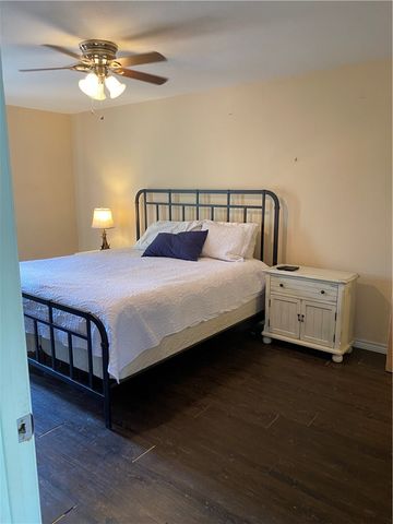 196 E Lake View Trl, Sandia, TX 78383