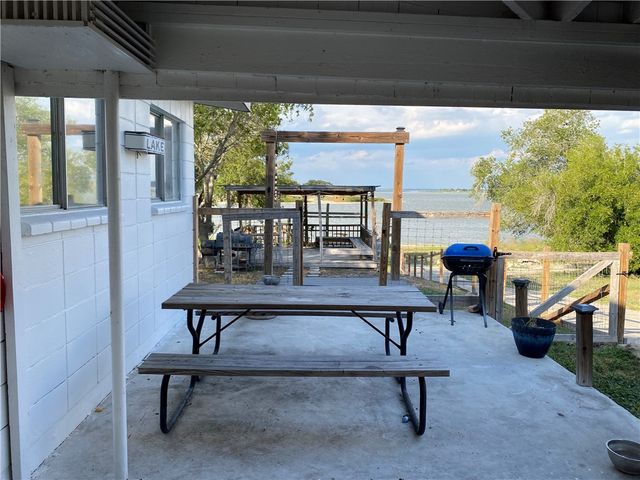 196 E Lake View Trl, Sandia, TX 78383