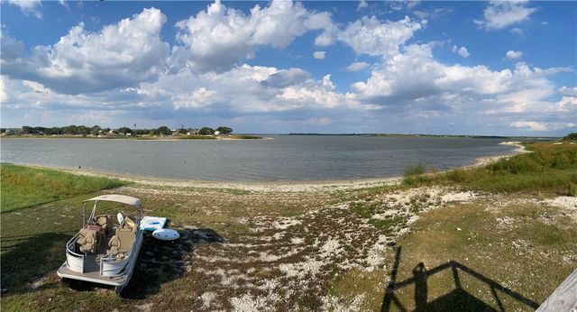 196 E Lake View Trl, Sandia, TX 78383