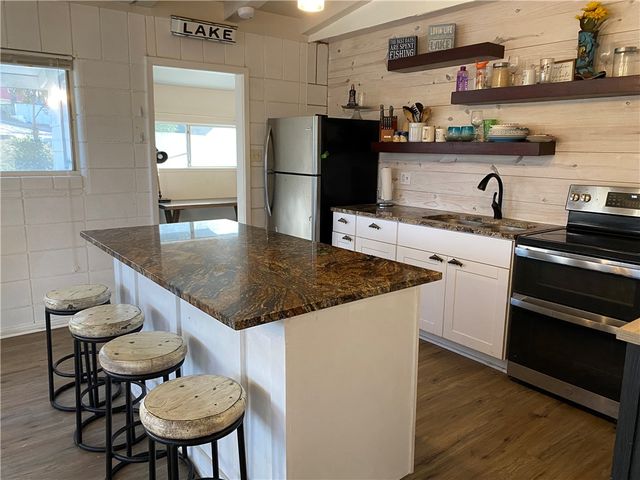 196 E Lake View Trl, Sandia, TX 78383