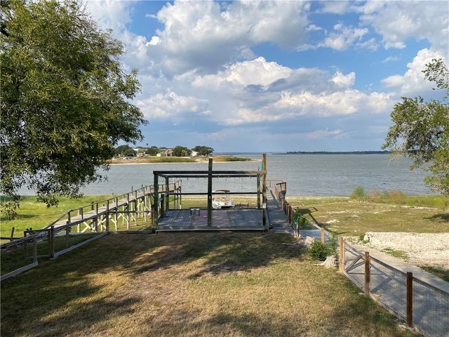 196 E Lake View Trl, Sandia, TX 78383