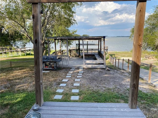 196 E Lake View Trl, Sandia, TX 78383