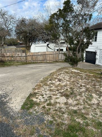 196 E Lake View Trl, Sandia, TX 78383