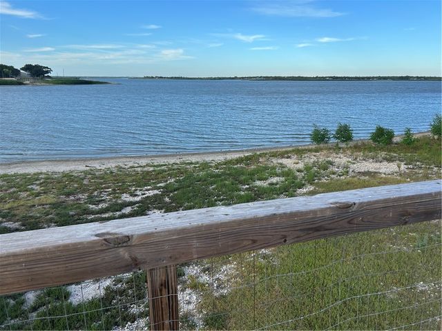 196 E Lake View Trl, Sandia, TX 78383