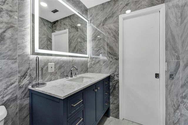 860 NW 207th St, Miami Gardens, FL 33169